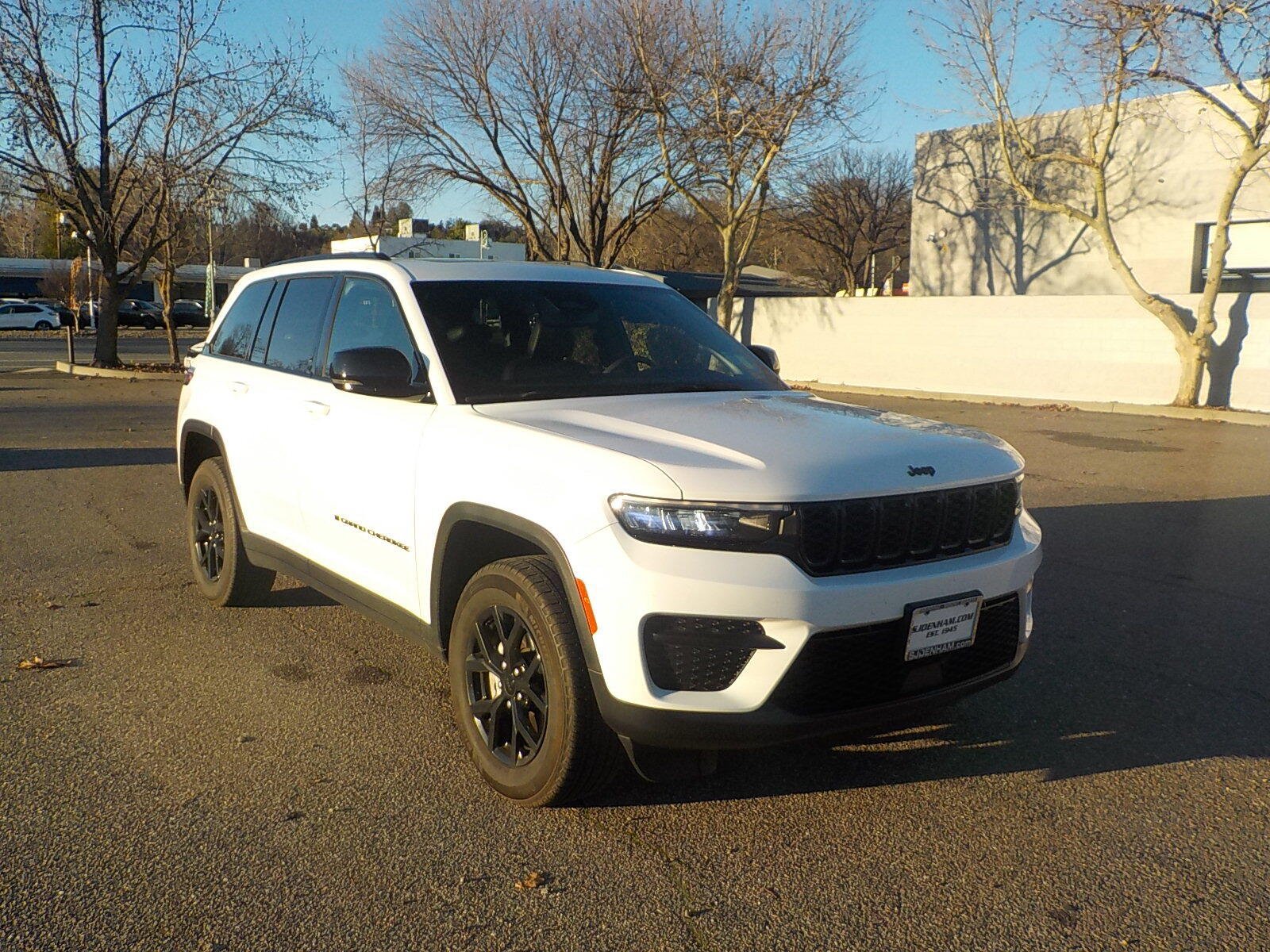 Used 2024 Jeep Grand Cherokee Altitude AWD/4WD image 5
