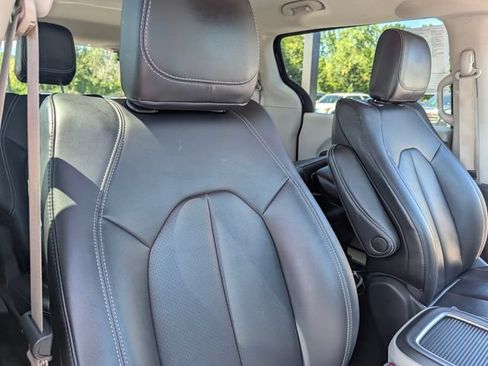 Used 2024 Chrysler Pacifica Limited FWD image 12