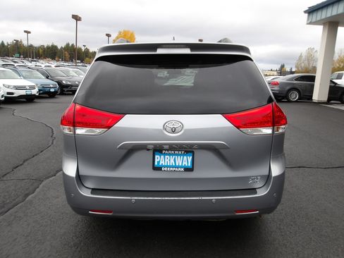 Used 2014 Toyota Sienna Limited image 4