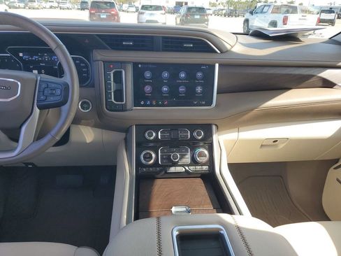 Used 2021 GMC Yukon Denali w/ Denali Premium Package image 10