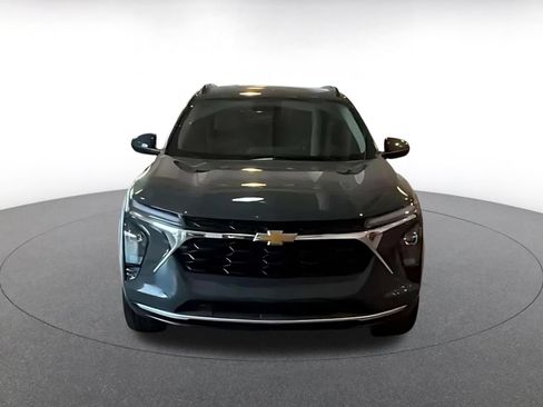 Used 2025 Chevrolet Trax LT FWD image 4