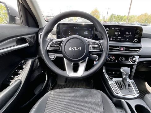 Used 2024 Kia Seltos LX AWD/4WD image 16
