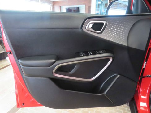 Used 2020 Kia Soul LX image 13