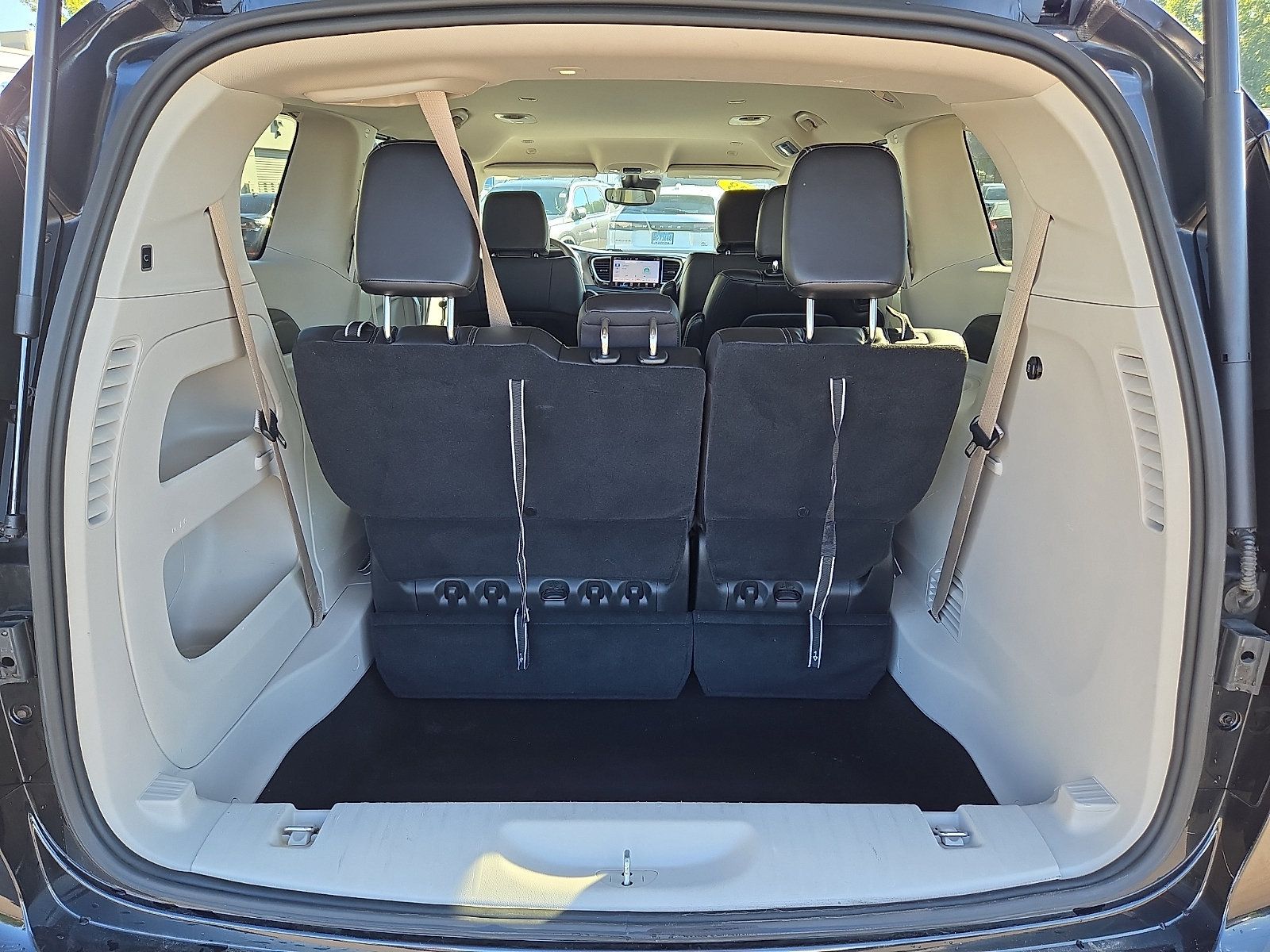 Used 2023 Chrysler Pacifica Touring-L AWD/4WD image 29