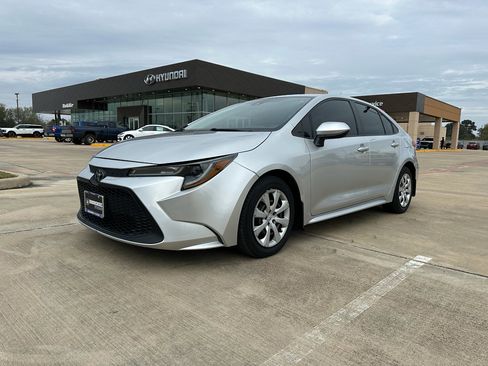Used 2022 Toyota Corolla LE image 1