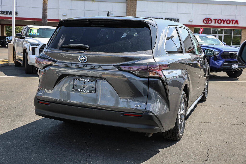 Certified 2025 Toyota Sienna LE FWD image 25
