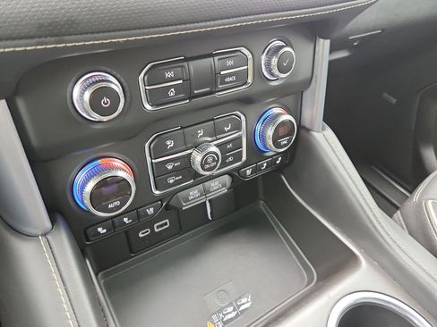 Used 2023 GMC Yukon SLT image 28