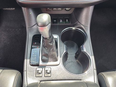 Used 2019 Toyota Highlander XLE AWD/4WD image 30