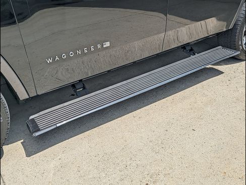 Used 2022 Jeep Wagoneer Series III w/ Premium Group I AWD/4WD image 13