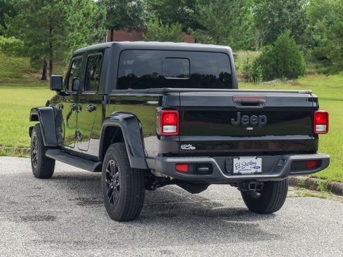 Used 2023 Jeep Gladiator Sport AWD/4WD image 4