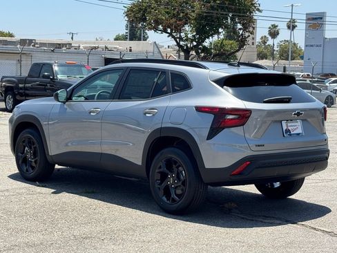 New 2026 Chevrolet Trax LT w/ Midnight Edition FWD image 4