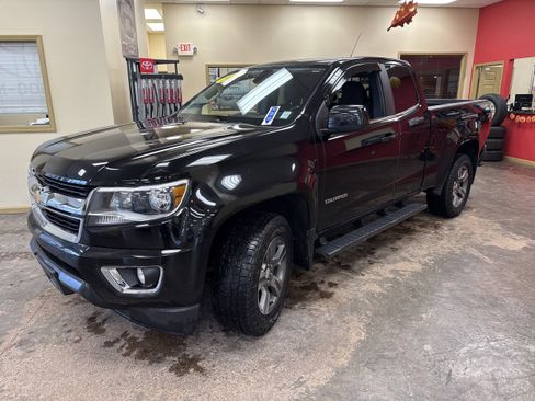 Used 2017 Chevrolet Colorado LT w/ LT Convenience Package image 3