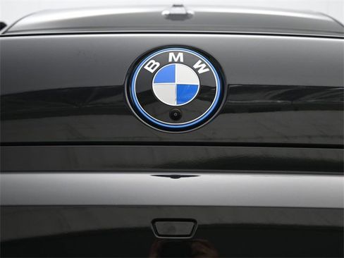 New 2026 BMW 750e xDrive w/ Premium Package image 29