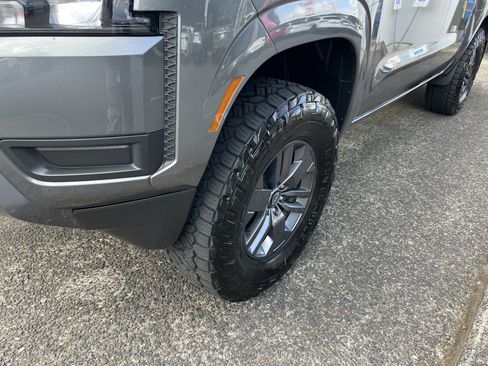 Used 2025 Nissan Frontier SV AWD/4WD image 9