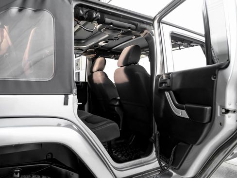 Used 2013 Jeep Wrangler Unlimited Sahara w/ Connectivity Group AWD/4WD image 34