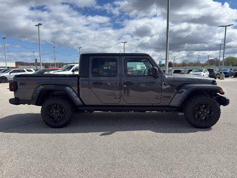 Used 2023 Jeep Gladiator Sport AWD/4WD image 3