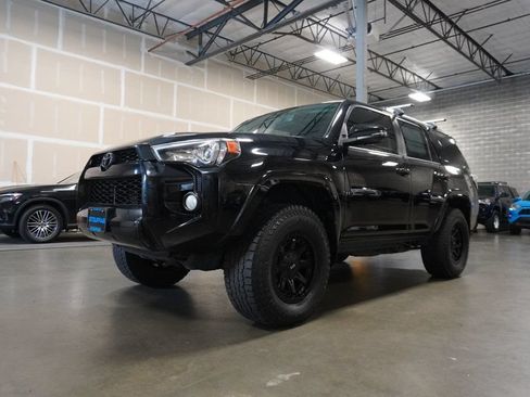 Used 2019 Toyota 4Runner SR5 Premium AWD/4WD image 2