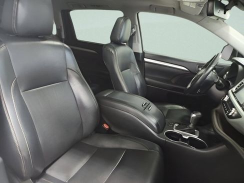 Used 2018 Toyota Highlander XLE AWD/4WD image 19