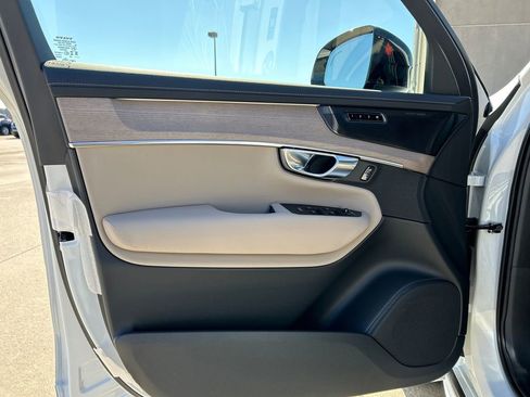 New 2026 Volvo XC90 T8 Ultra w/ Protection Package Premier AWD/4WD image 9