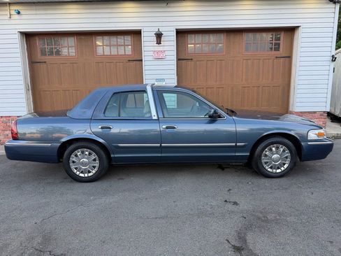 Used 2007 Mercury Grand Marquis GS RWD image 2