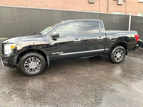 Used 2021 Nissan Titan SV w/ SV Convenience Package image 4