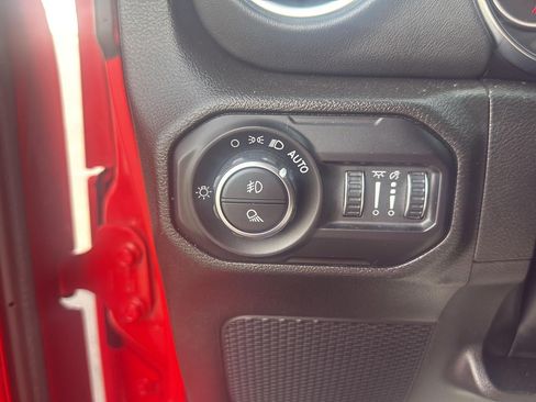 Used 2022 Jeep Gladiator Overland w/ Popular Equipment Package AWD/4WD image 17