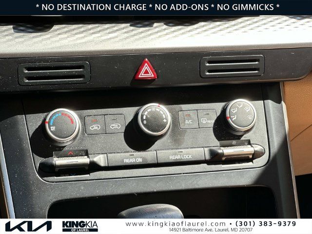 Used 2023 Kia Carnival LX FWD image 5