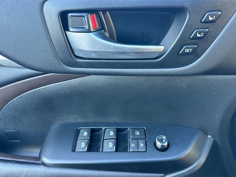 Used 2017 Toyota Highlander Limited image 11