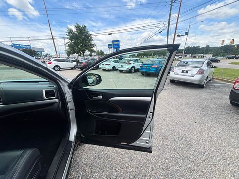Used 2019 Toyota Highlander XLE FWD image 45