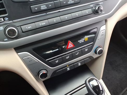 Used 2017 Hyundai Elantra SE image 17