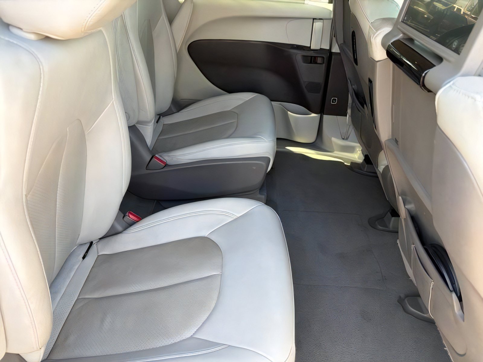 Used 2021 Chrysler Pacifica Touring-L w/ Uconnect Theater Family Group FWD image 12
