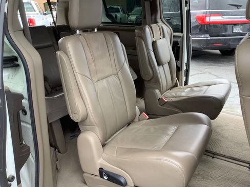 Used 2012 Chrysler Town & Country Limited image 34