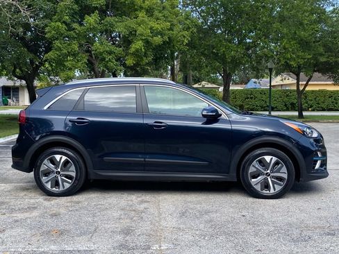 Used 2022 Kia Niro EX w/ Cold Weather Package FWD image 8
