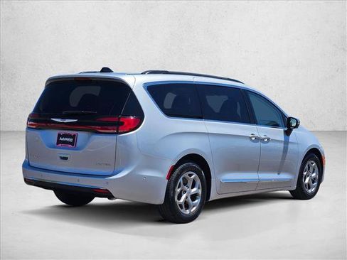 Used 2023 Chrysler Pacifica Limited FWD image 5