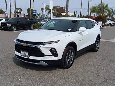Used 2025 Chevrolet Blazer LT image 3