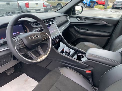 Used 2025 Jeep Grand Cherokee Altitude image 22