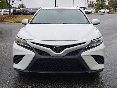 Used 2019 Toyota Camry SE image 2