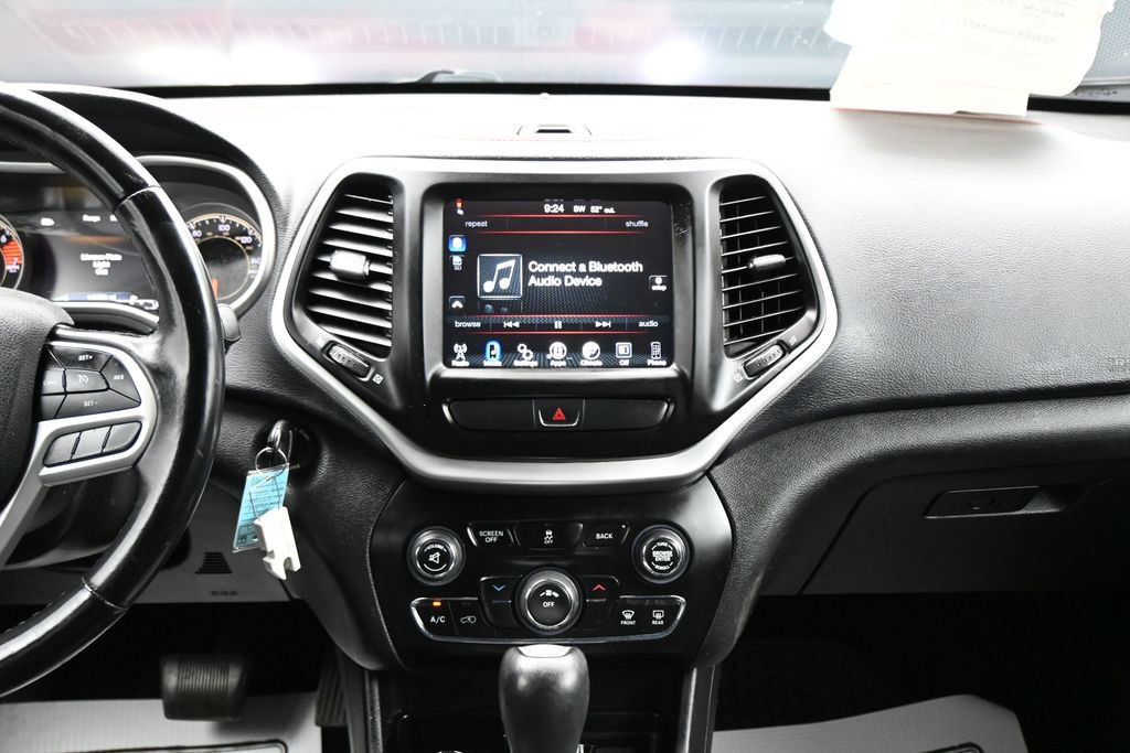 Used 2017 Jeep Cherokee Trailhawk AWD/4WD image 19