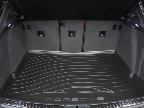 Certified 2026 Porsche Macan AWD/4WD image 24