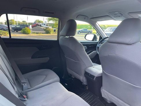 Used 2021 Toyota Highlander LE FWD image 9