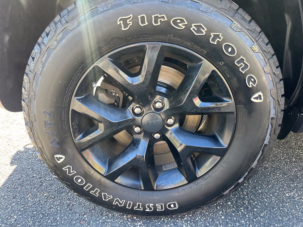 Used 2017 Jeep Cherokee Trailhawk AWD/4WD image 32