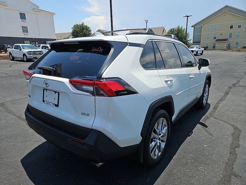 Used 2021 Toyota RAV4 XLE Premium FWD image 5