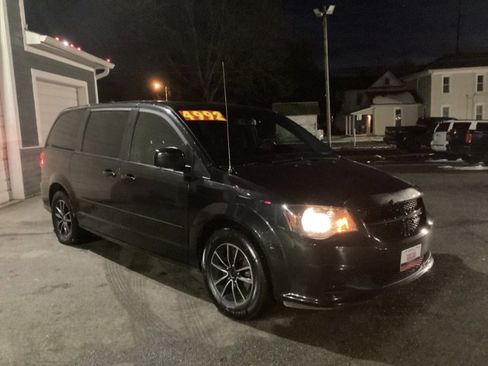 Used 2017 Dodge Grand Caravan SE image 3