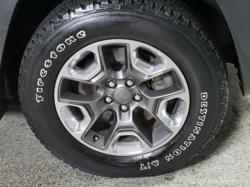 Used 2019 Jeep Cherokee Trailhawk AWD/4WD image 15