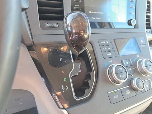 Used 2020 Toyota Sienna Limited image 25