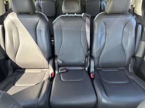Used 2026 Kia Carnival FWD image 41