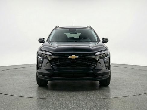 Used 2025 Chevrolet Trax LT w/ LT Convenience Package image 2