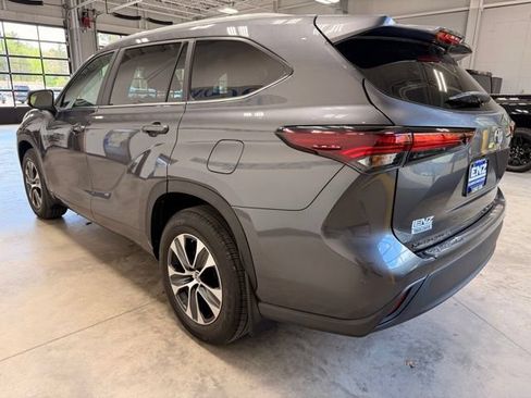 Used 2024 Toyota Highlander XLE AWD/4WD image 5