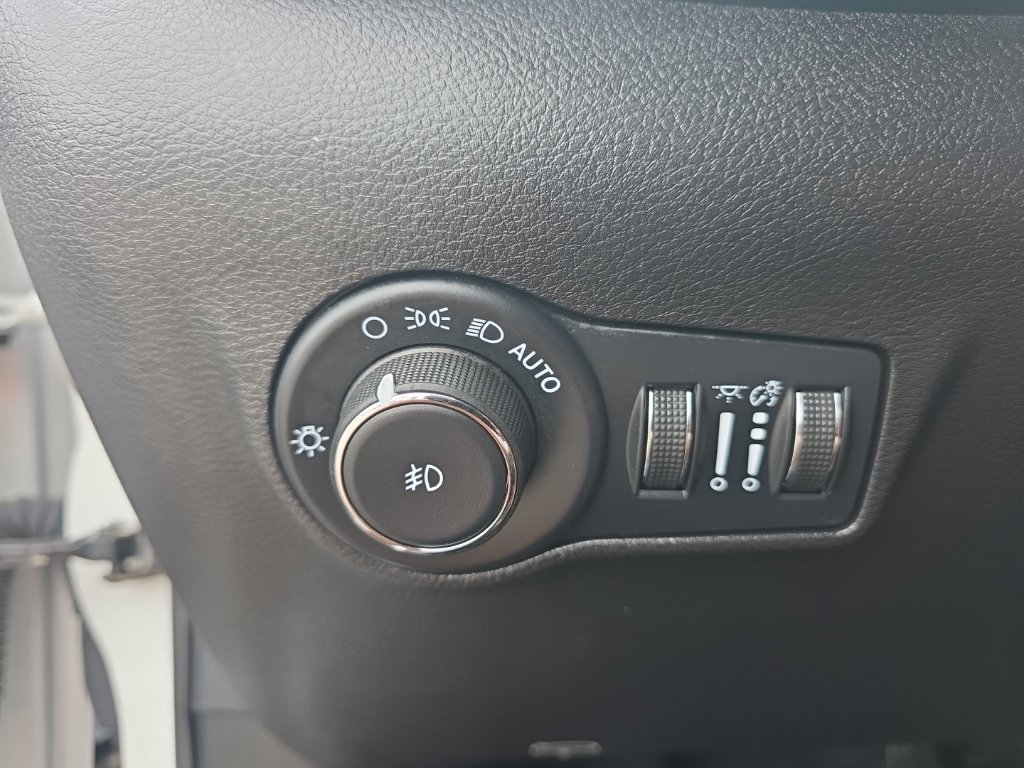 Used 2025 Jeep Compass Limited AWD/4WD image 16