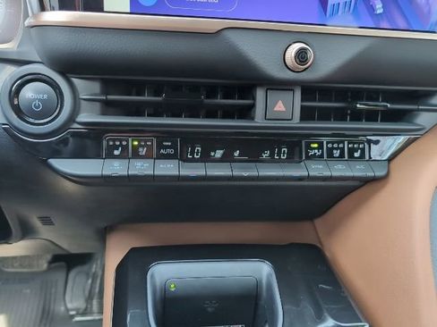 Used 2025 Toyota Crown Signia w/ Advanced Technology Package image 17